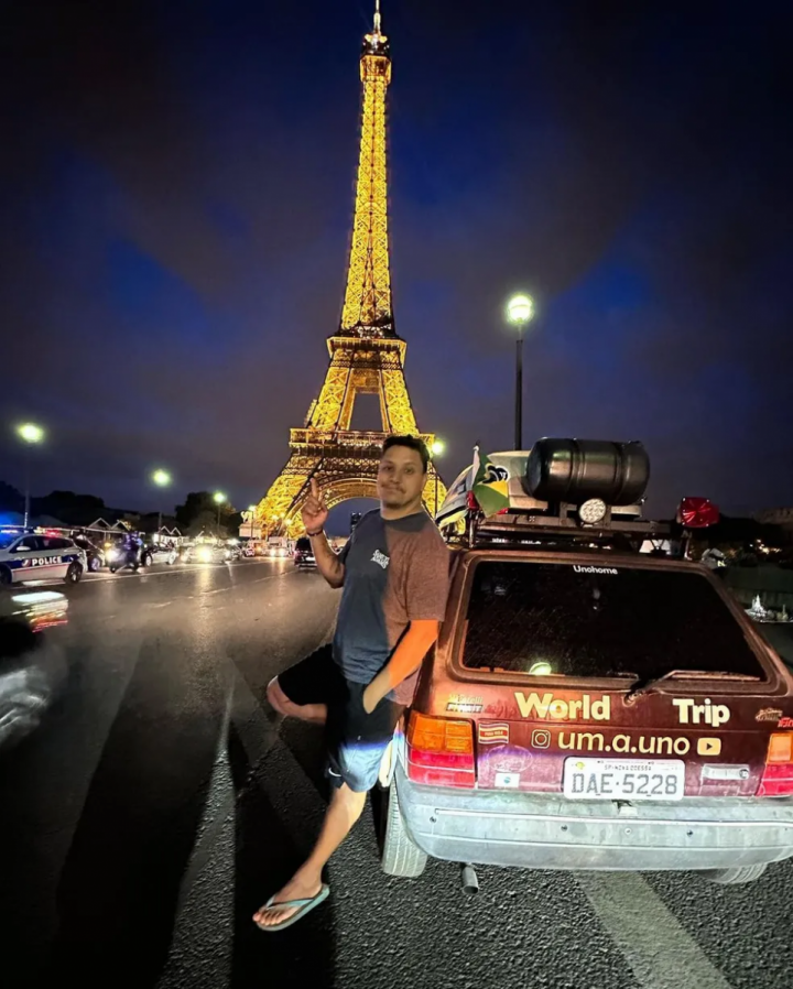 BRASILEIRO CHEGA À TORRE EIFFEL COM UNO QUE VIROU MOTORHOME APÓS RODAR 60 MIL KM E PLANEJA LIVRO.