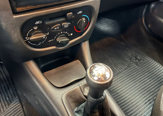 Peugeot 207 XR 1.4 Flex 8V 3p 2013 Flex