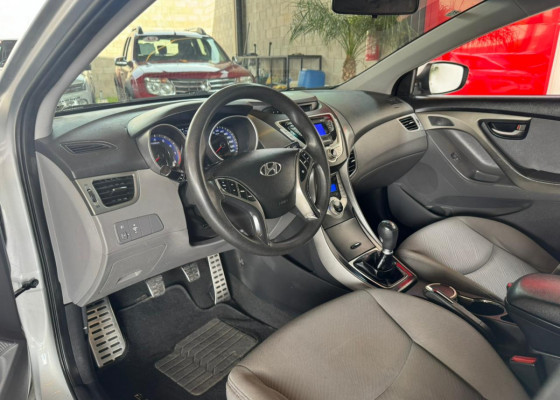Hyundai Elantra GLS 1.8 16V Mec. 2012 Gasolina