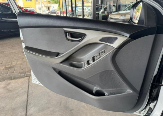 Hyundai Elantra GLS 1.8 16V Mec. 2012 Gasolina