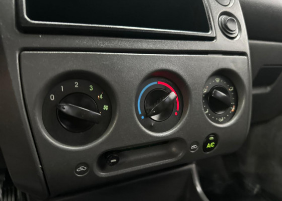 Ford Fiesta Personnalité 1.0 8V 66cv 5p 2003 Gasolina