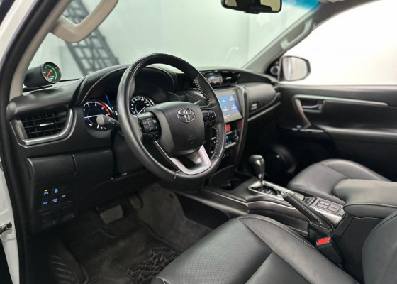 Toyota Hilux SW4 SRX 4x4 2.8 TDI 16V Dies. Aut. 2024 Diesel