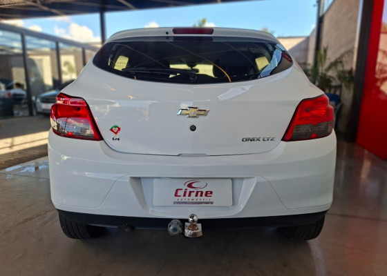 GM - Chevrolet ONIX HATCH LTZ 1.4 8V FlexPower 5p Mec. 2014 Flex